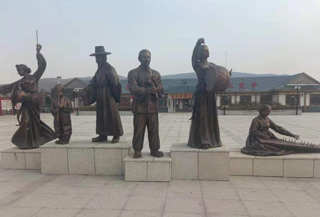 铜雕人物